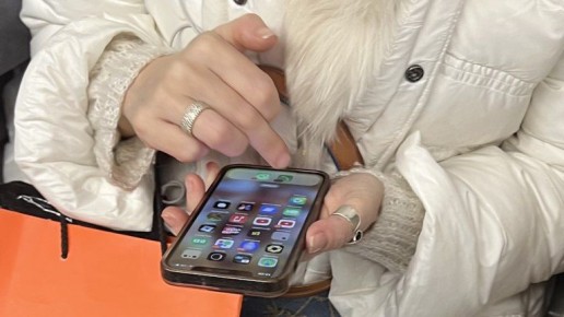       iPhone 17