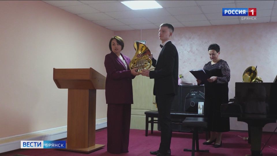 Новый инструмент от благотворительного фонда Владимира Спивакова получил юный брянский музыкант