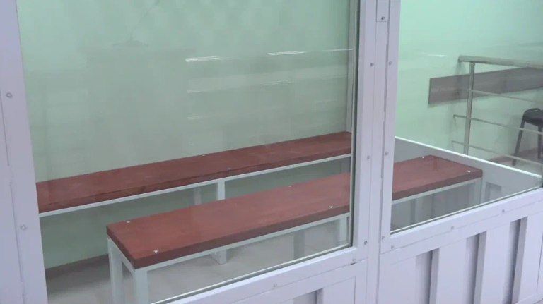 В «Пятерочке» пьяный брянец не смог достать игрушку из автомата и избил продавца