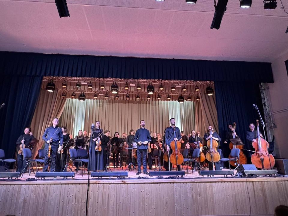 Сегодня на сцене Брянского областного колледжа искусств состоялся концерт Брянского Губернаторского симфонического оркестра под управлением художественного руководителя и главного дирижёра Алексея Верховена