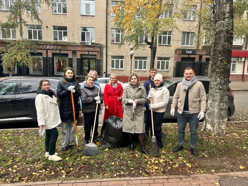 Коллективы управления культуры Брянской городской администрации и МБУ «Служба комплексного обслуживания зданий и территорий муниципальных учреждений культуры города Брянска» убрали от опавшей листвы прилегающую территорию по...