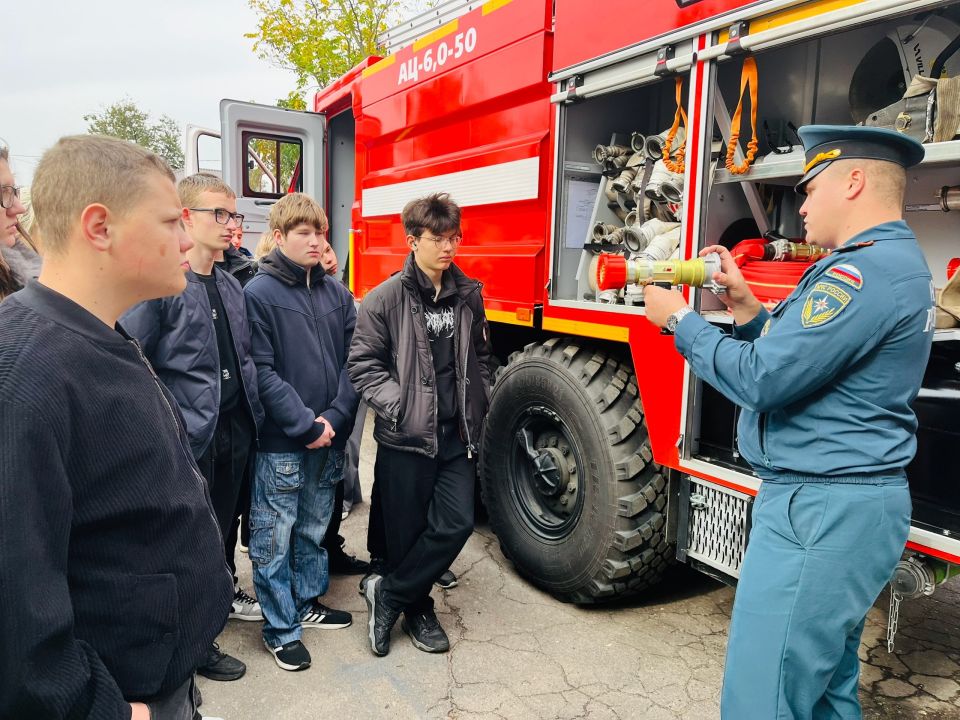 3 октября 2025 года состоялась экскурсия для студентов Карачевского филиала ОГУ им.И.С. Тургенева в пожарно-спасательную часть № 42 г. Карачева