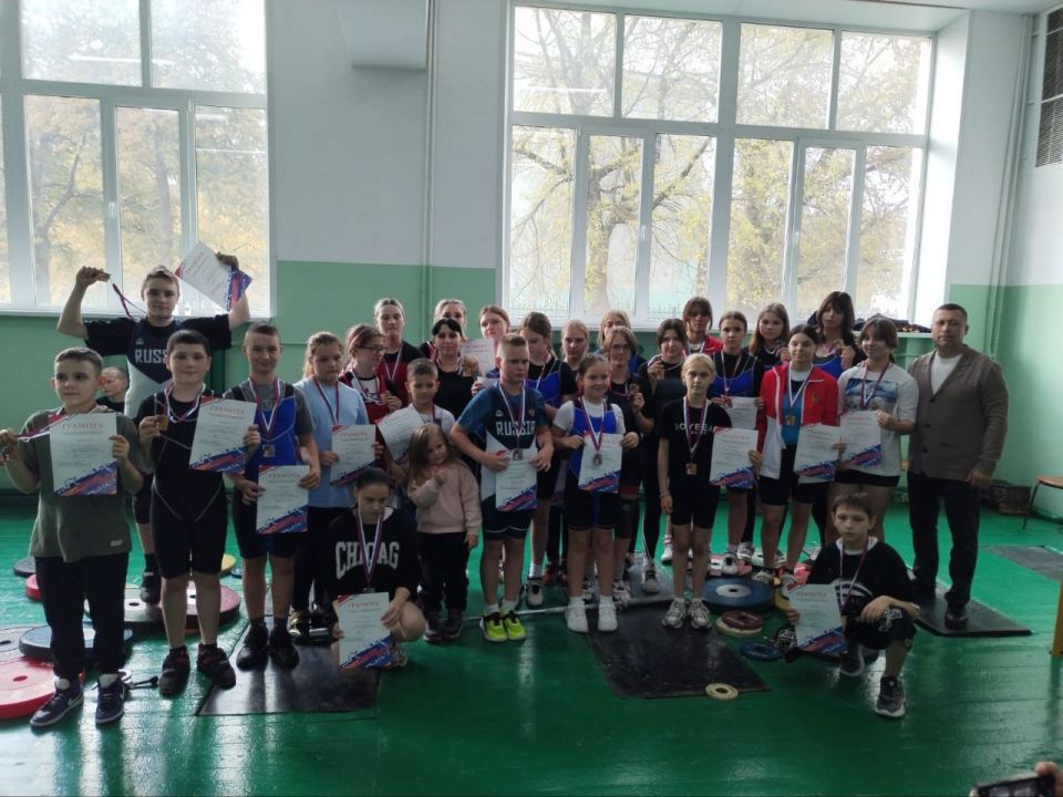 16 октбря 2025 года на базе СШ им. Героя России им. В.И.Шкурного прошло открытое первенство города по тяжелой атлетике среди юношей и девушек посвящённом памяти погибшим в СВО выпускникам отделения тяжелой атлетики...