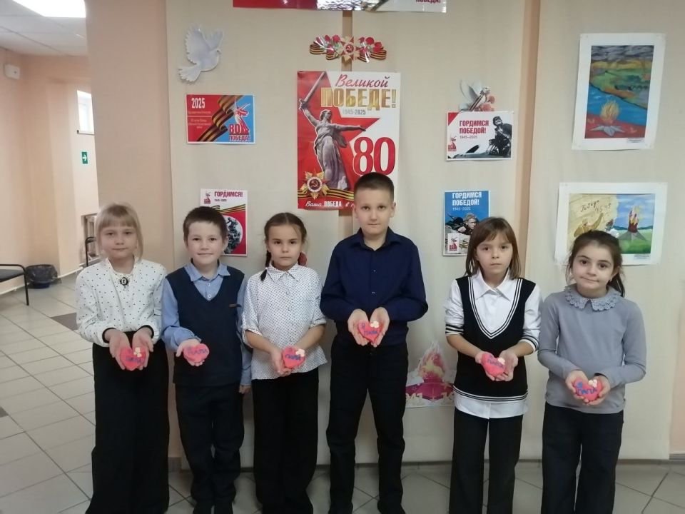 "Сещинская детская школа искусств" приняла активное участие в акции «Вместе с папой», посвящённой Дню отца, организуя выставку работ юных художников,учащиеся хореографического отделения провели флешмоб