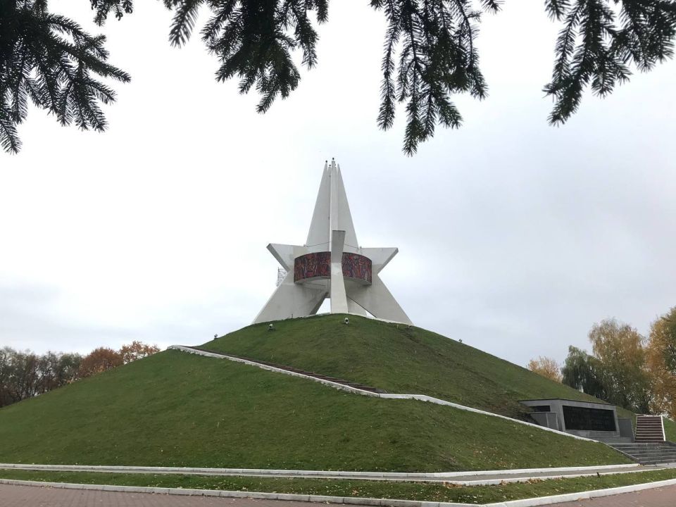 На лесах высотой 4,5 метра на вершине холма Кургана Бессмертия уже третью неделю трудится Народный мастер Брянской области Игорь Куликов