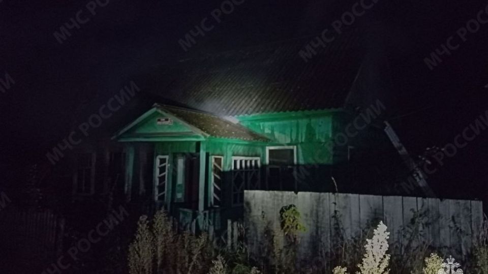 Брянские огнеборцы спасли трех человек из горящего дома