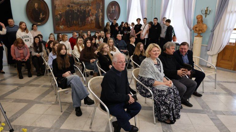 В Овстуге открылась выставка к 130-летию Сергея Есенина