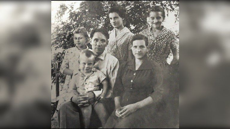 В День отца брянский губернатор опубликовал детское фото с папой