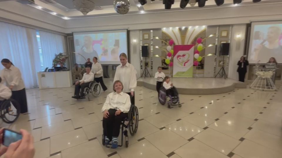 Самым невероятным по силе эмоций на торжественном открытии благотворительного фонда «Дари Добро» стало выступление инклюзивной студии «Равный танец»