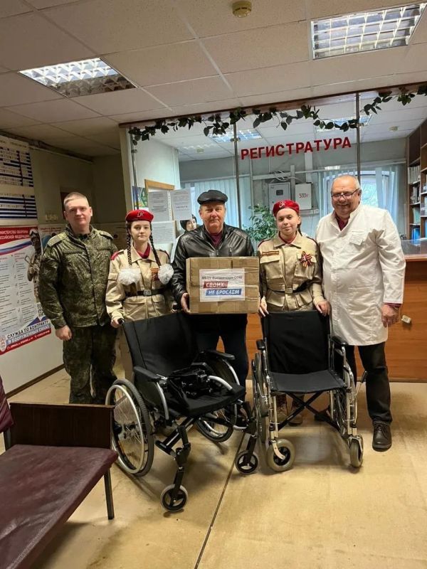 Юнармейцы Выгоничской школы Родькина Ксения и Щербакова Александра вместе с преподавателем-организатором ОБЗР Кузькиным А.К. посетили "44 Военный Госпиталь" министерства обороны РФ