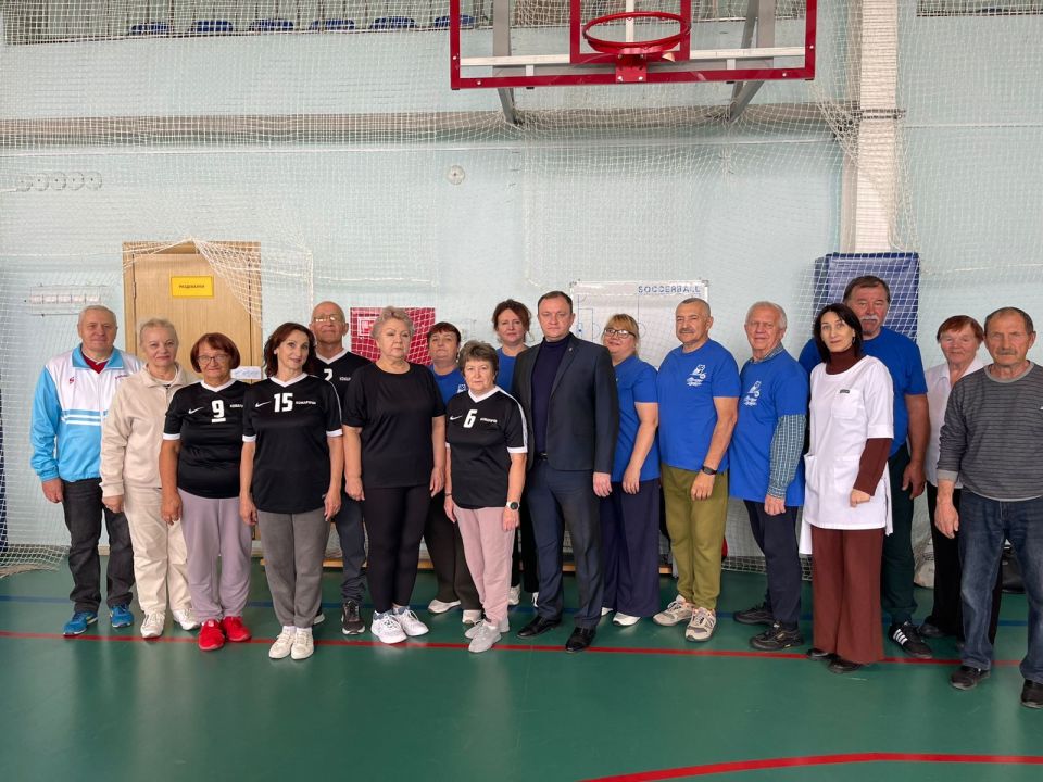 В Комаричском ФОКе имени Е.П. Синяева, 3 октября, прошел спортивный праздник «Всегда мы молоды душой», в нем собрались члены клуба "Активное долголетие", чтобы доказать: возраст – не помеха для активной жизни