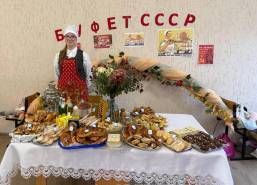 В МБОУ-гимназия №1 им. Ю.А.Гагарина прошла осенняя ярмарка "Ностальгия по советскому буфету"