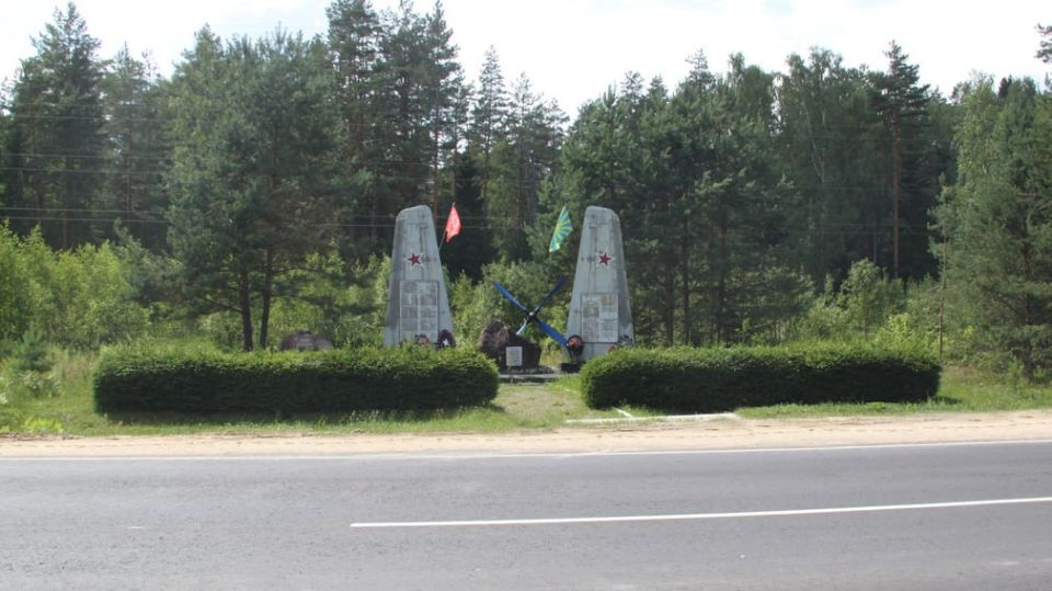 В Брянской области по нацпроекту «Инфраструктура для жизни» обновлены участки дорог, названных в честь героев Великой Отечественной войны, а также ведущих к памятникам и мемориалам