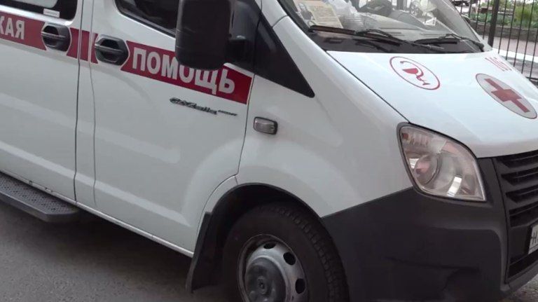 Украинские FPV-дроны ударили по гражданскому автомобилю под Климово