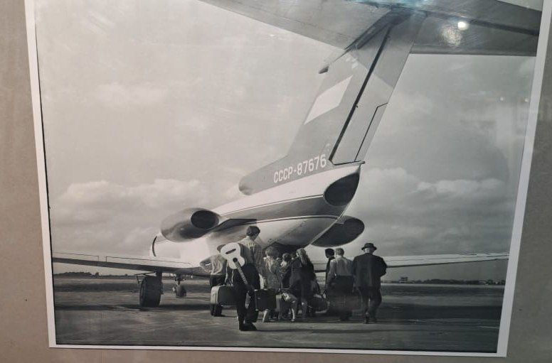 Глава Брянской городской администрации Александр Макаров и руководители районов областного центра посетили выставку фотохудожника Андрея Лапина «Город на холмах. Светлое прошлое»