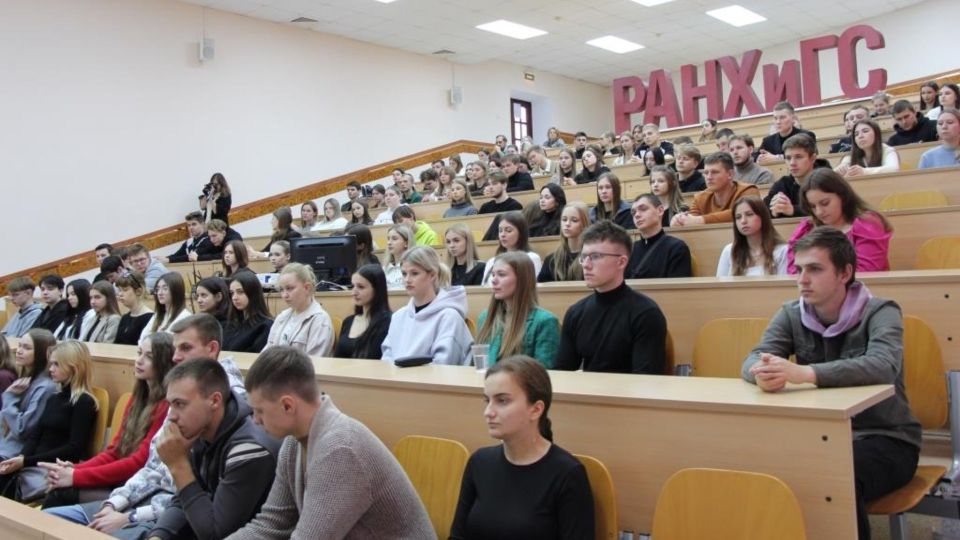 Полицейские Брянска пригласили студентов РАНХиГС в мир службы: акция "Будь в форме"