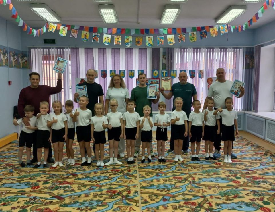 В подготовительной группе «Фантазеры» детского сада «Аистенок» 20 октября распахнулись двери в мир спортивного азарта и семейного единения: здесь прошел праздник «Суперпапа»