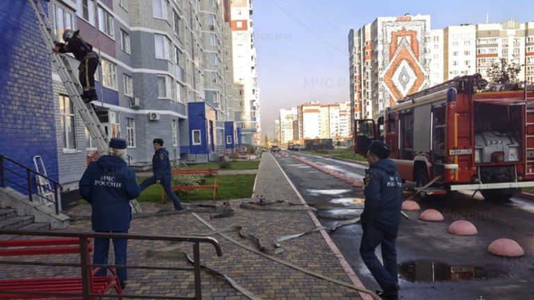 В Брянске при тушении пожара из многоэтажки звакуировали двух жильцов