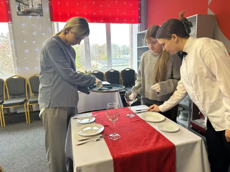 В рамках профориентационной работы учащиеся 7 «Б» и 10 классов МБОУ Выгоничской СОШ посетили ГАПОУ «Брянский техникум питания и торговли»