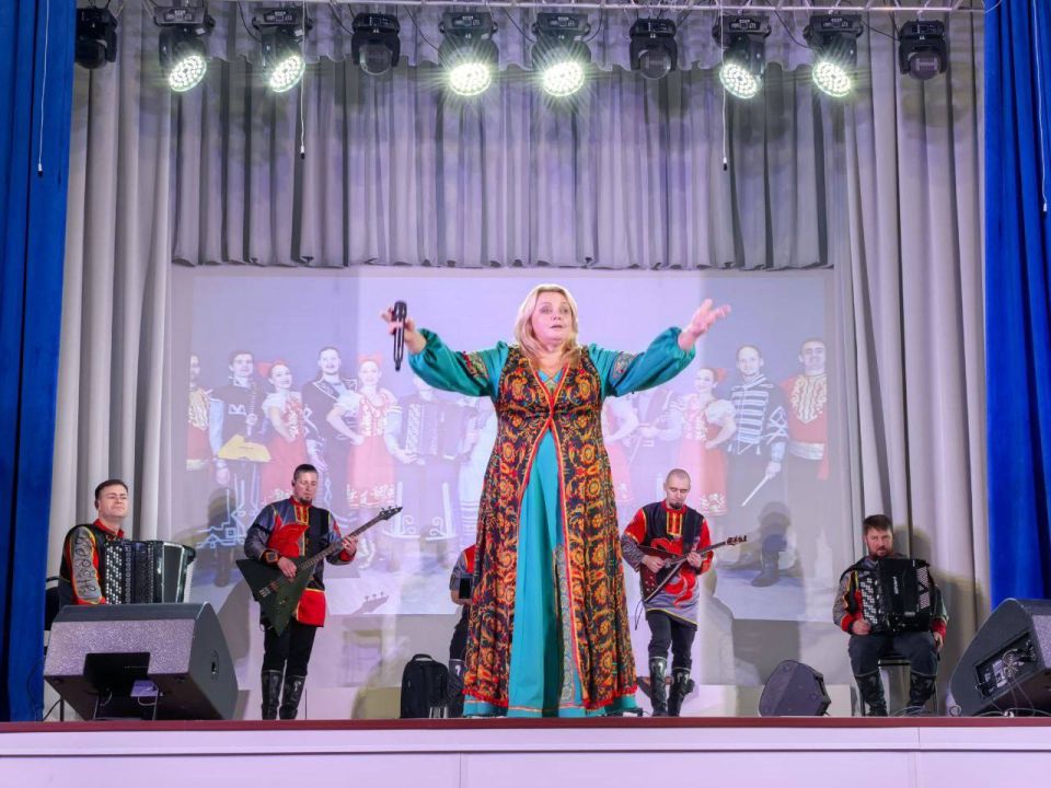 «Горжусь своей страной». Артисты Брянской областной филармонии выступили для учащихся и студентов в Мглинском центральном доме культуры