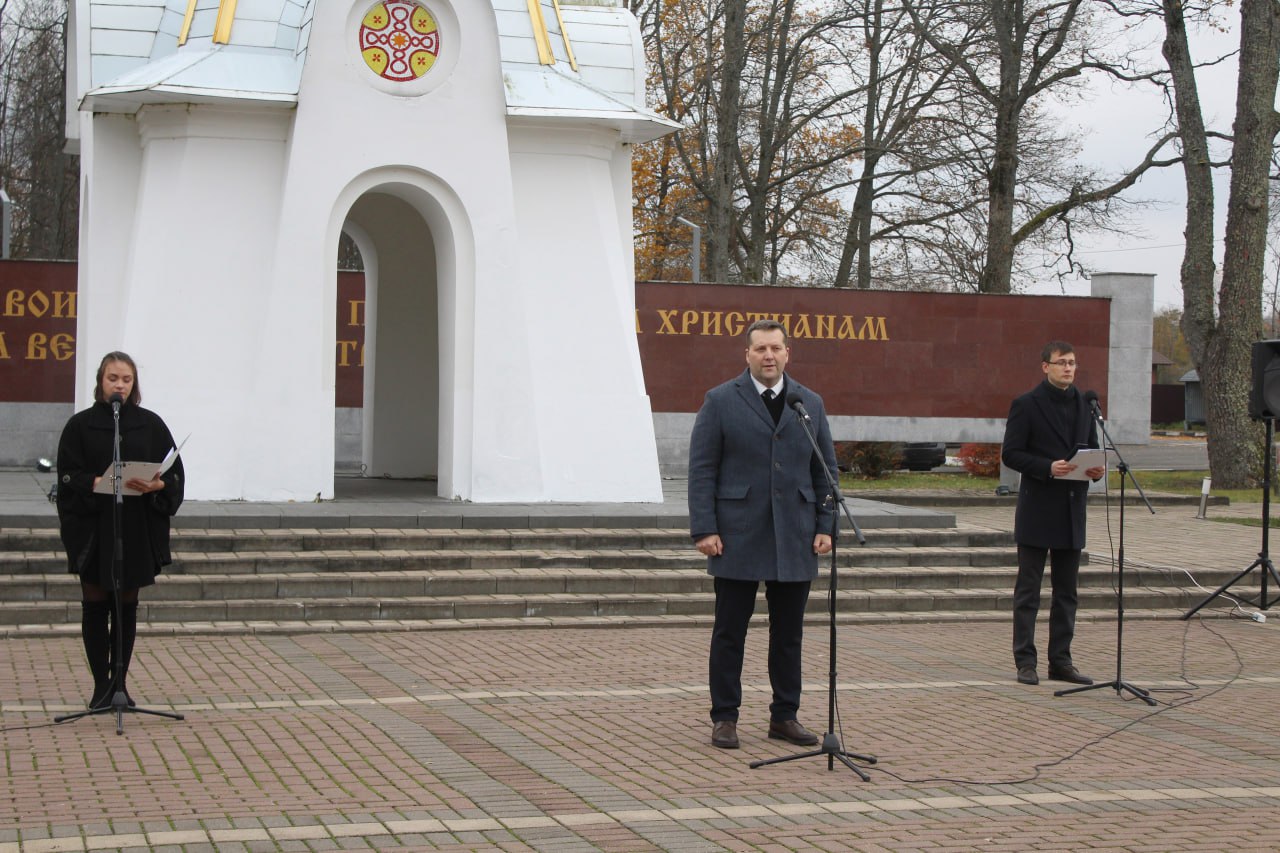 24 октября на Мемориальном комплексе «Хацунь» прошел траурный митинг, посвященный 84-й годовщине трагической гибели жителей деревни, ставшей символом беспощадности фашистского террора