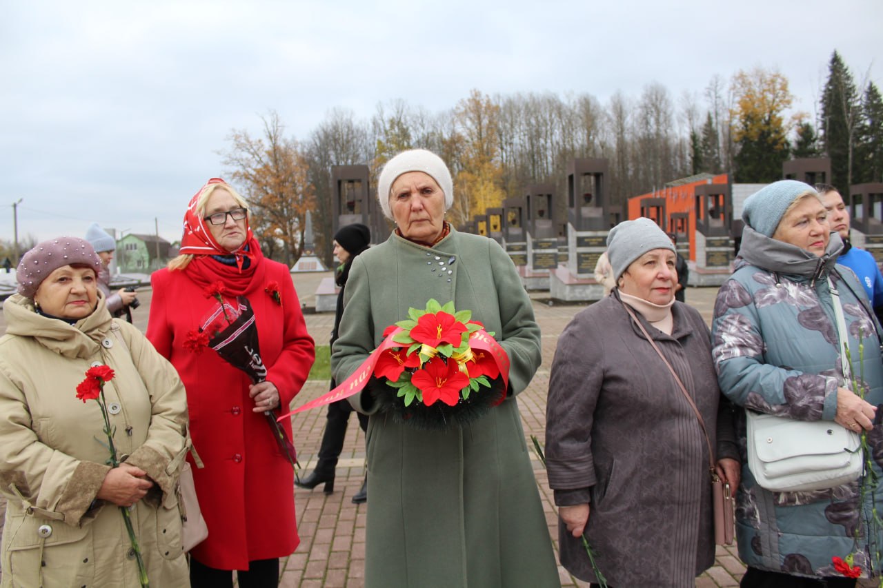 24 октября на Мемориальном комплексе «Хацунь» прошел траурный митинг, посвященный 84-й годовщине трагической гибели жителей деревни, ставшей символом беспощадности фашистского террора 24 октября на Мемориальном комплексе «Хацунь» прошел траурный митинг, посвященный 84-й годовщине трагической гибели жителей деревни, ставшей символом беспощадности фашистского террора