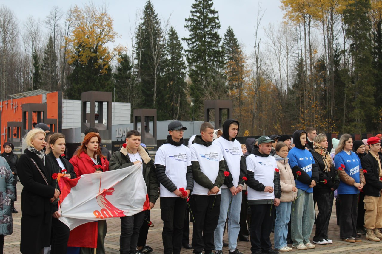 24 октября на Мемориальном комплексе «Хацунь» прошел траурный митинг, посвященный 84-й годовщине трагической гибели жителей деревни, ставшей символом беспощадности фашистского террора 24 октября на Мемориальном комплексе «Хацунь» прошел траурный митинг, посвященный 84-й годовщине трагической гибели жителей деревни, ставшей символом беспощадности фашистского террора
