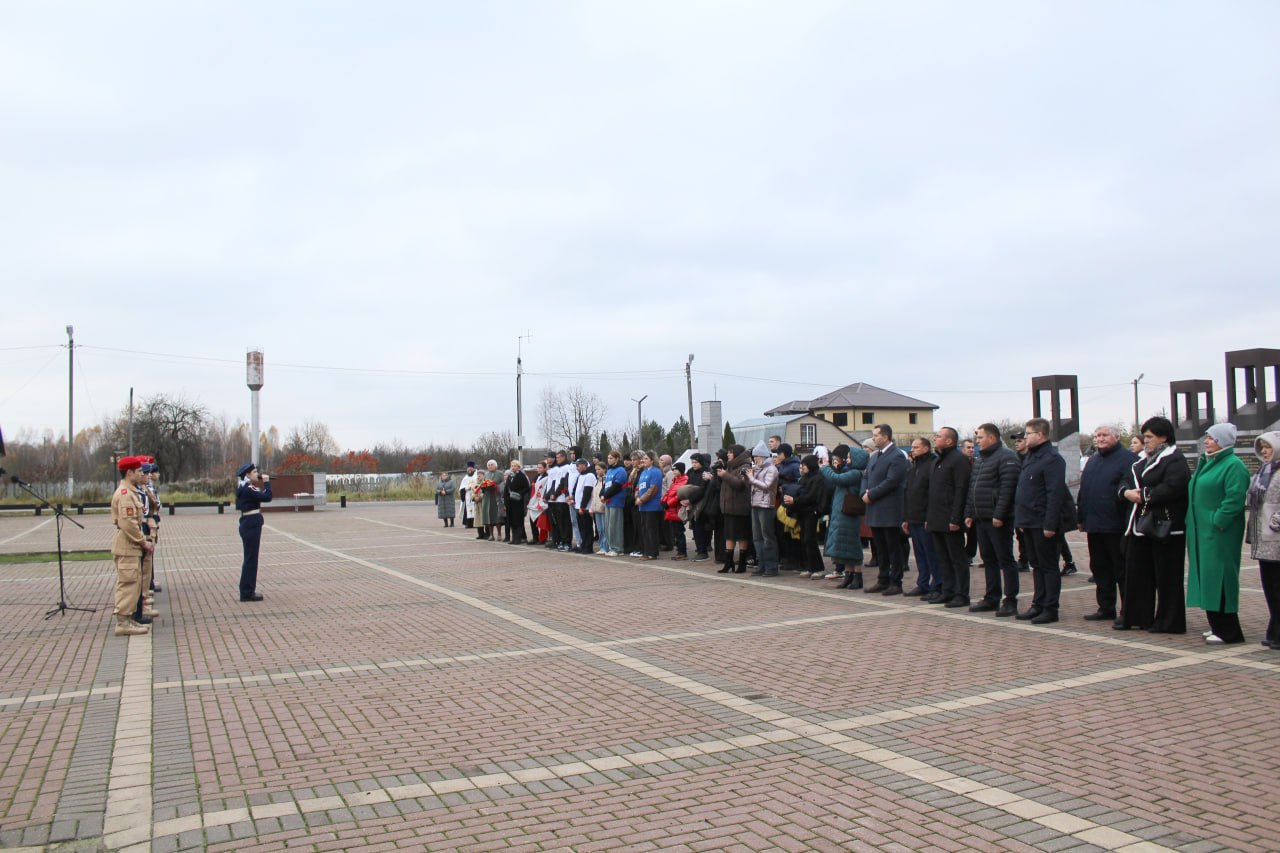 24 октября на Мемориальном комплексе «Хацунь» прошел траурный митинг, посвященный 84-й годовщине трагической гибели жителей деревни, ставшей символом беспощадности фашистского террора 24 октября на Мемориальном комплексе «Хацунь» прошел траурный митинг, посвященный 84-й годовщине трагической гибели жителей деревни, ставшей символом беспощадности фашистского террора