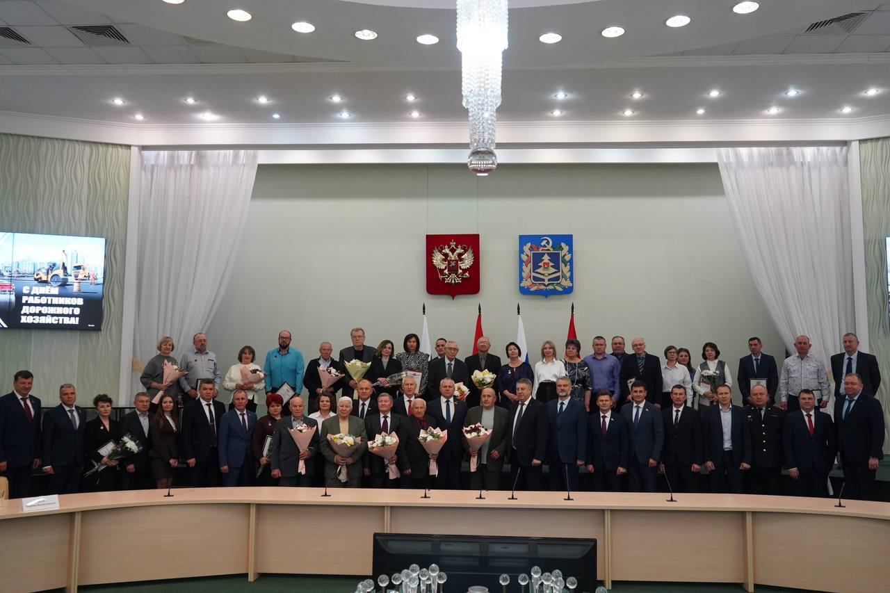 23 октября в Хрустальном зале Правительства Брянской области состоялось торжественное награждение ветеранов и сотрудников отрасли дорожного хозяйства 23 октября в Хрустальном зале Правительства Брянской области состоялось торжественное награждение ветеранов и сотрудников отрасли дорожного хозяйства