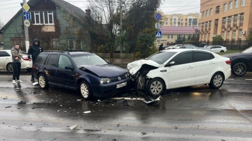 В Брянске три легковушки попали в серьезное ДТП на улице Дуки