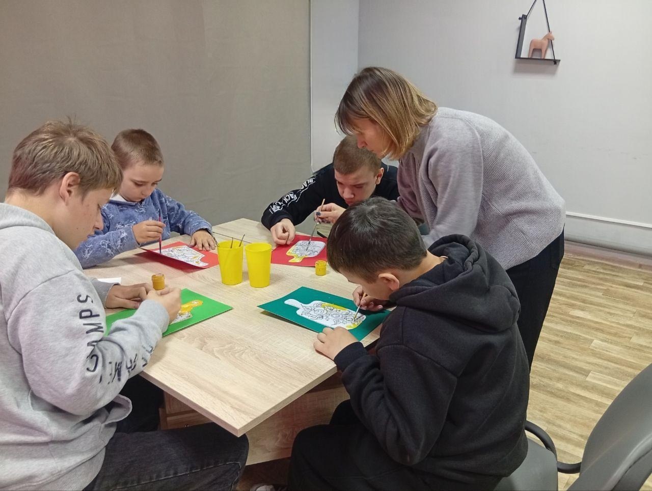 Городецкая роспись — это русский народный художественный промысел, особый вид росписи по дереву, который появился в середине XIX века в Нижегородской губернии, в районе города под названием Городец Городецкая роспись — это русский народный художественный промысел, особый вид росписи по дереву, который появился в середине XIX века в Нижегородской губернии, в районе города под названием Городец