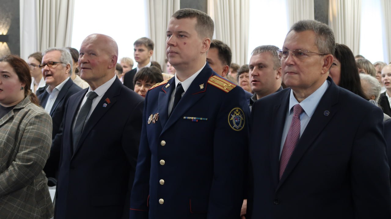 Руководитель регионального следственного управления принял участие в торжественном мероприятии Брянского городского лицея № 1 Руководитель регионального следственного управления принял участие в торжественном мероприятии Брянского городского лицея № 1