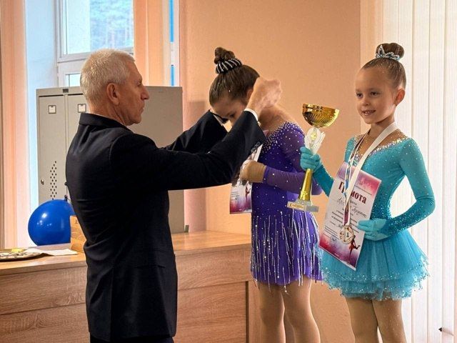 Олег Матыцин вручил медали юным фигуристам на соревнованиях в городе Жуковка