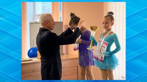 Председатель комитета Госдумы по спорту Матыцин наградил юных фигуристок в Жуковке