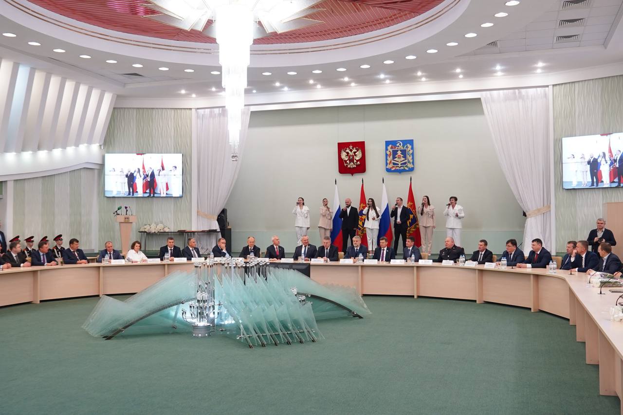 23 октября в Хрустальном зале Правительства Брянской области состоялось торжественное награждение ветеранов и сотрудников отрасли дорожного хозяйства 23 октября в Хрустальном зале Правительства Брянской области состоялось торжественное награждение ветеранов и сотрудников отрасли дорожного хозяйства