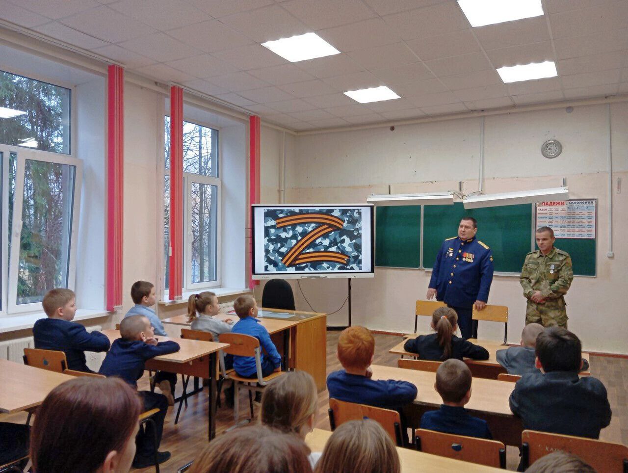24 октября  в Орменской школе прошла запоминающаяся классная встреча школьников с Героем России, гвардии старшим прапорщиком, командиром разведывательного взвода спецназа ВДВ, участником шести вооруженных конфликтов Алексеем... 24 октября  в Орменской школе прошла запоминающаяся классная встреча школьников с Героем России, гвардии старшим прапорщиком, командиром разведывательного взвода спецназа ВДВ, участником шести вооруженных конфликтов Алексеем...