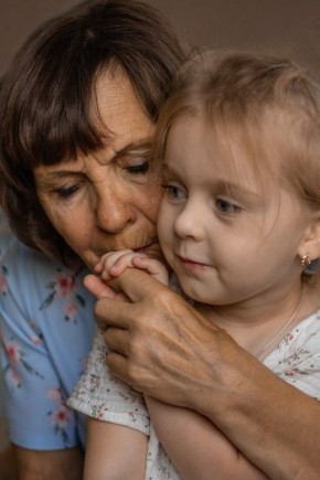 Бабушка в декрете: когда и как оформить отпуск по уходу за внуком