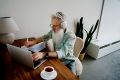 Как пенсионеры могут зарабатывать онлайн: перспективы без опыта и вложений