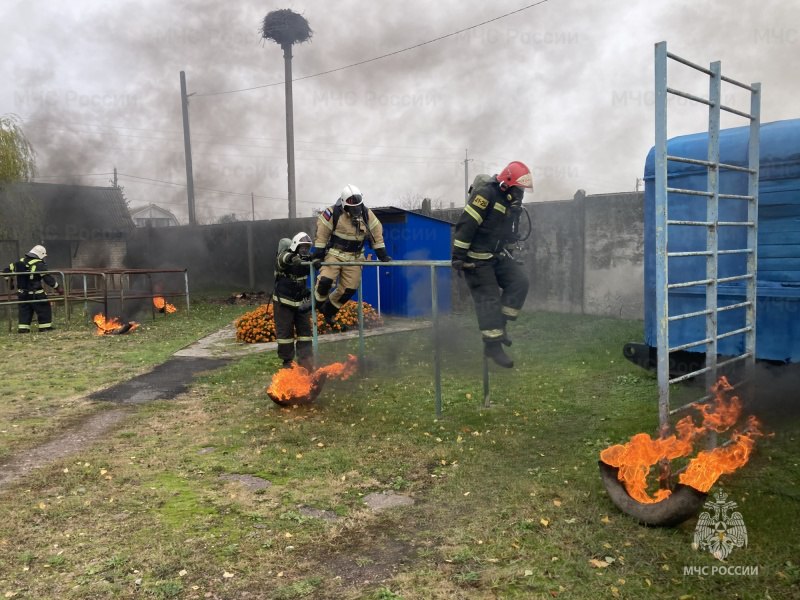 В Брасово прошла огневая полоса психологической подготовки пожарных В Брасово прошла огневая полоса психологической подготовки пожарных