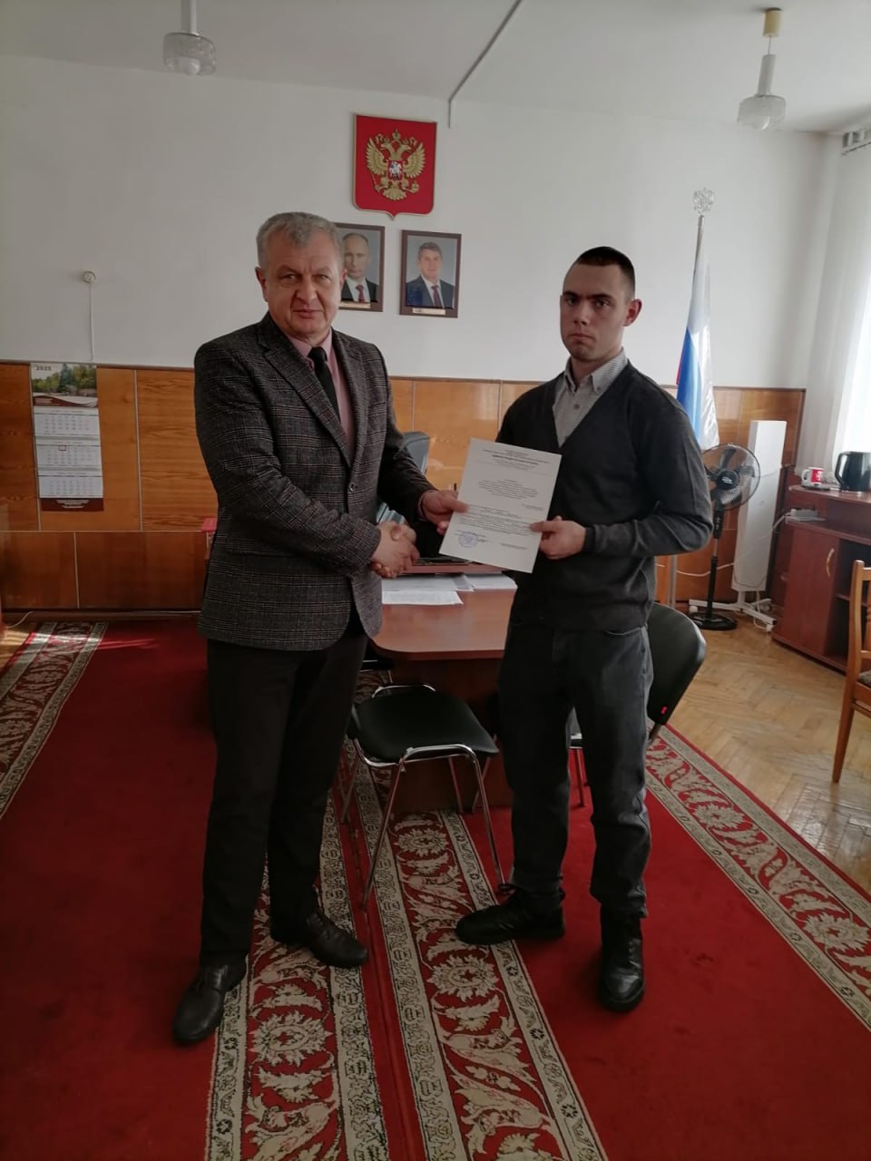 Сегодня глава администрации Унечского района В. А. Дула вручил сертификат на приобретение благоустроенного жилого помещения Руденку Никите Васильевичу, лицу из числа детей- сирот