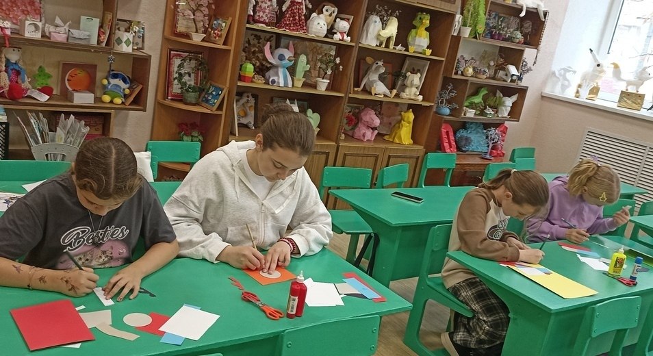 В преддверии Дня народного единства педагог дополнительного образования Матусевич Лариса Владимировна ЦДТ организовала мастер-класс «Открытка ко Дню народного единства» В преддверии Дня народного единства педагог дополнительного образования Матусевич Лариса Владимировна ЦДТ организовала мастер-класс «Открытка ко Дню народного единства»