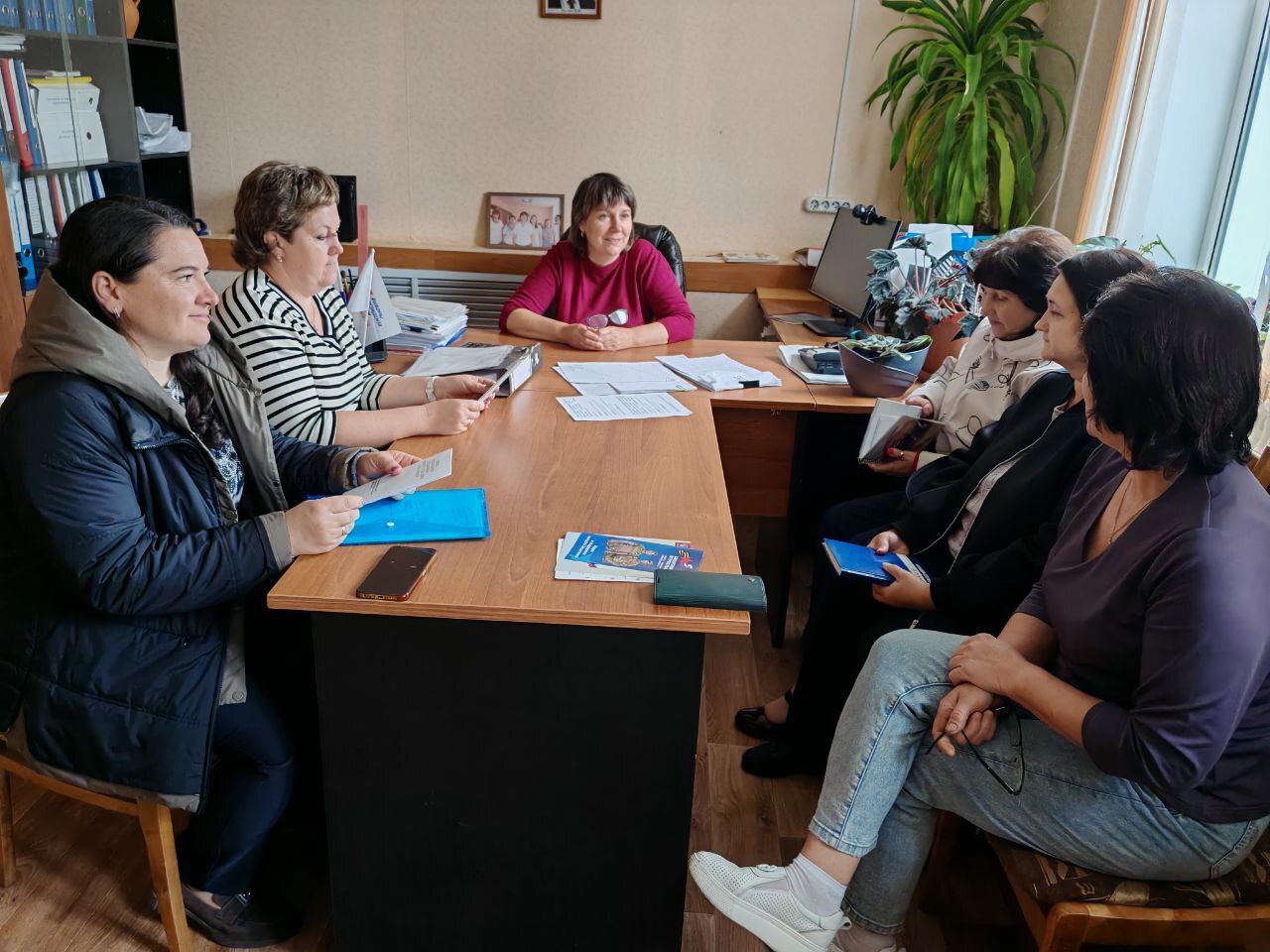 В преддверии Международного дня инвалидов в центре занятости Комаричского района состоялся круглый стол с работодателями на тему: "Выполнение работодателями квоты для трудоустройства инвалидов: проблемы и перспективы"