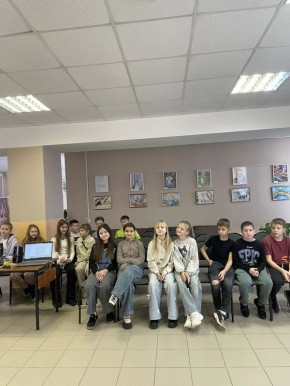 В первый день осенних каникул обучающиеся 4а класса школы № 9 им. А.Г. Карлова, вместе с классным руководителем Г. В. Беляцкой, посетили детскую библиотеку! Здесь прошло учебно-познавательное мероприятие «Фольклорный...