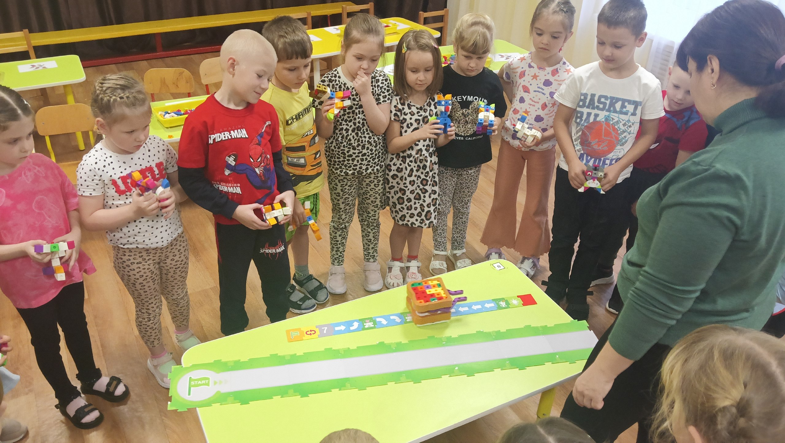 27 октября 2025 года в МБДОУ -детский сад №25 «Огонёк» в рамках празднования Дня народного единства, совместно с Клинцовским ГАУ ДО детский технопарк "Кванториум" прошло мероприятие: «Инженерные каникулы «ТехноОсень-2025»...