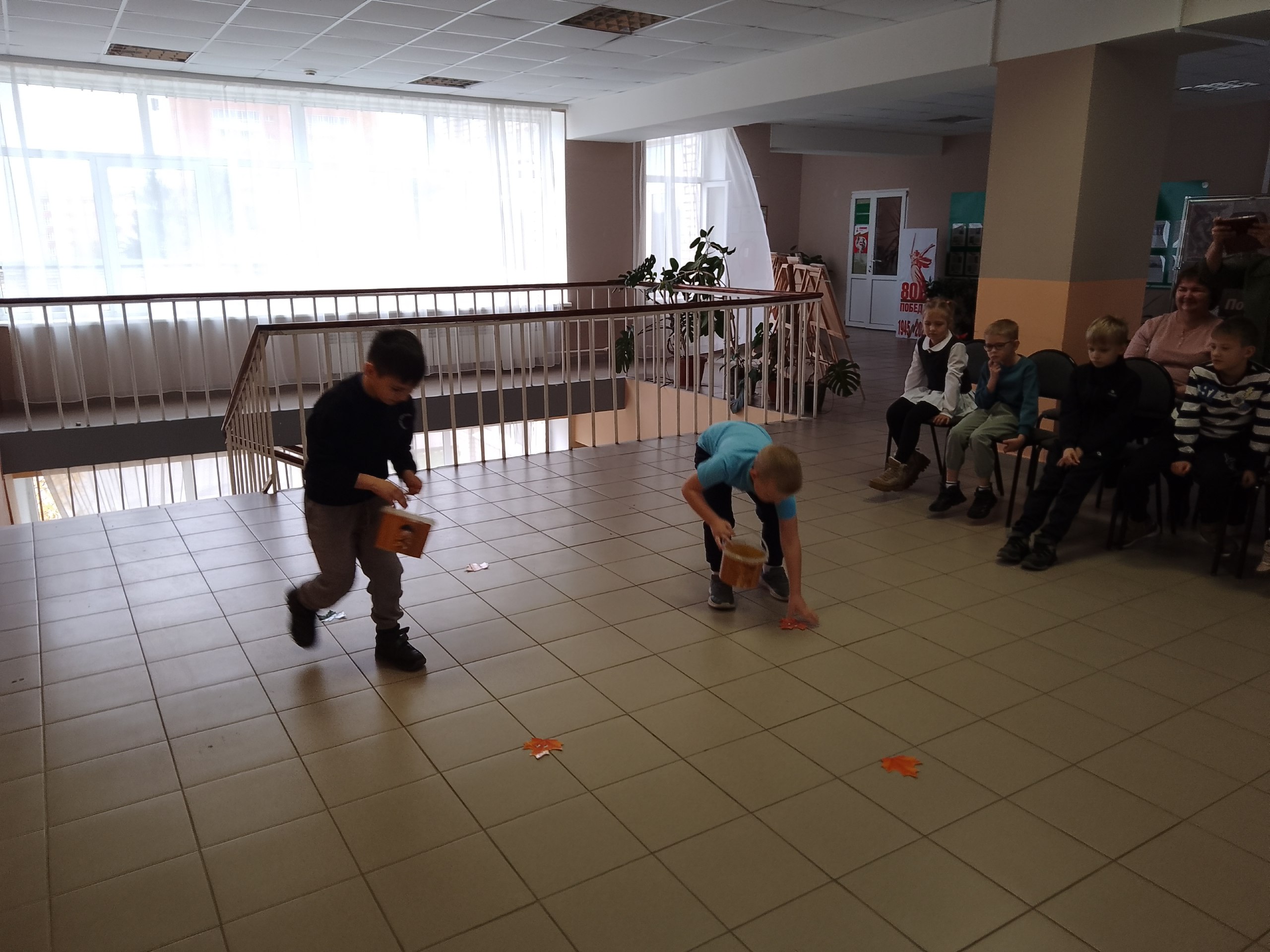 В дни осенних каникул в детской библиотеке для ребят прошла игровая программа «Волшебный сундучок осени» В дни осенних каникул в детской библиотеке для ребят прошла игровая программа «Волшебный сундучок осени»