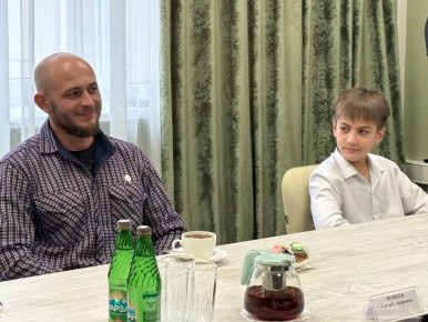В Брянске прошло торжественное мероприятие по вручению ключей от автомобиля ветерану боевых действий, участнику специальной военной операции Алексею Новцеву