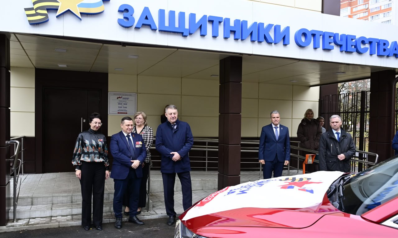 Александр Богомаз: Сегодня в региональном фонде «Защитники Отечества» вручил автомобиль с ручным управлением участнику специальной военной операции, ветерану боевых действий Алексею Андреевичу Новцеву Александр Богомаз: Сегодня в региональном фонде «Защитники Отечества» вручил автомобиль с ручным управлением участнику специальной военной операции, ветерану боевых действий Алексею Андреевичу Новцеву