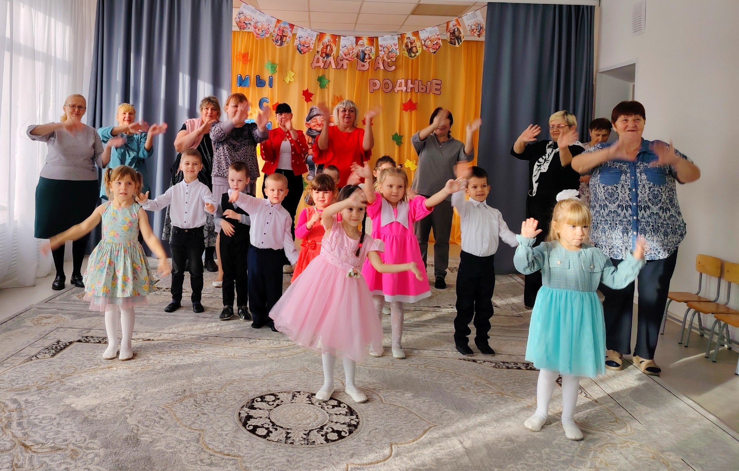 В МБДОУ- детский сад № 7 "Орлёнок" 28 октября царила по-настоящему волшебная атмосфера! Были организованы, уже ставшие традиционными музыкальные посиделки "Волшебный день с бабушками и дедушками", которые стал настоящим... В МБДОУ- детский сад № 7 "Орлёнок" 28 октября царила по-настоящему волшебная атмосфера! Были организованы, уже ставшие традиционными музыкальные посиделки "Волшебный день с бабушками и дедушками", которые стал настоящим...