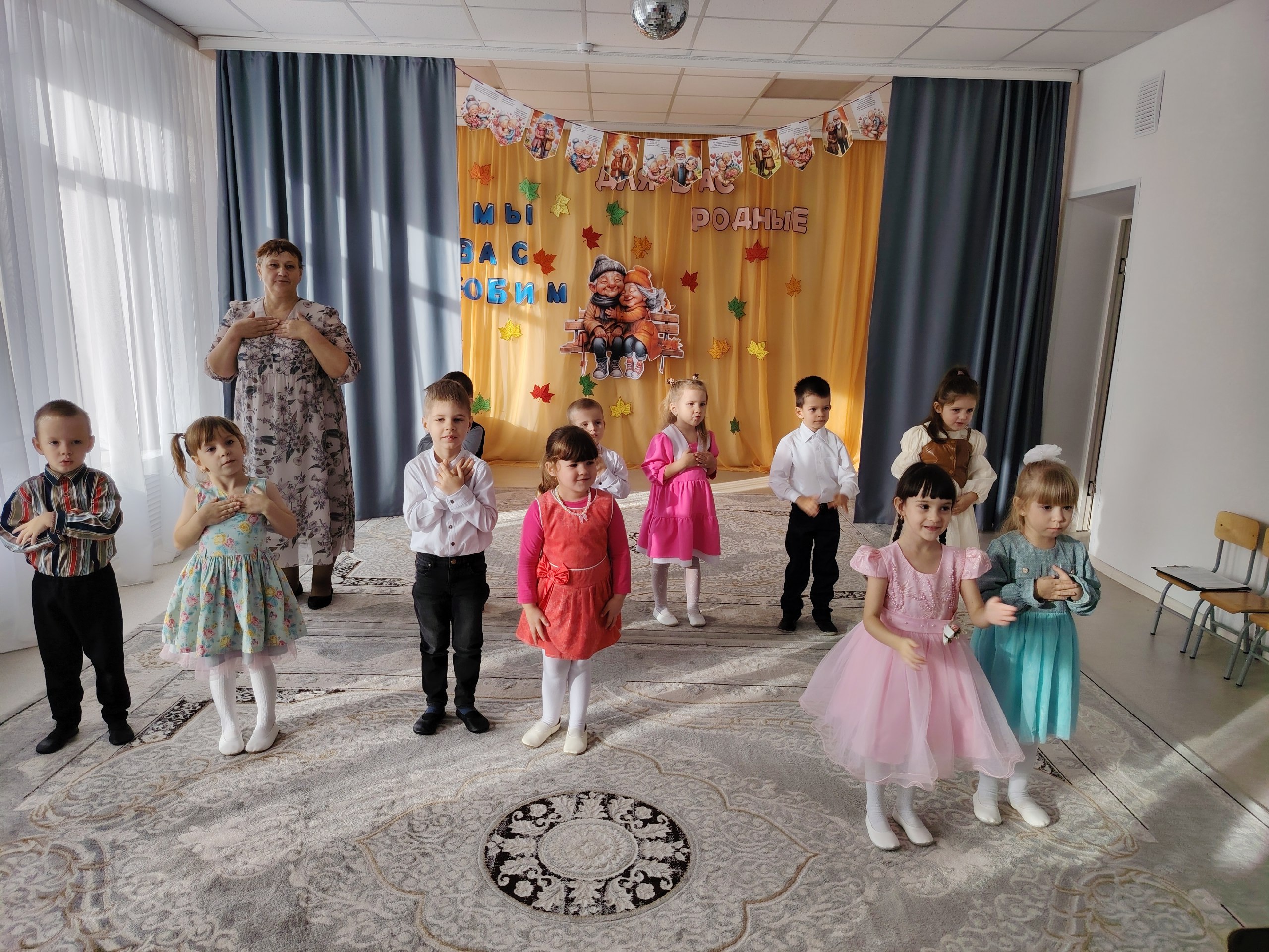 В МБДОУ- детский сад № 7 "Орлёнок" 28 октября царила по-настоящему волшебная атмосфера! Были организованы, уже ставшие традиционными музыкальные посиделки "Волшебный день с бабушками и дедушками", которые стал настоящим... В МБДОУ- детский сад № 7 "Орлёнок" 28 октября царила по-настоящему волшебная атмосфера! Были организованы, уже ставшие традиционными музыкальные посиделки "Волшебный день с бабушками и дедушками", которые стал настоящим...