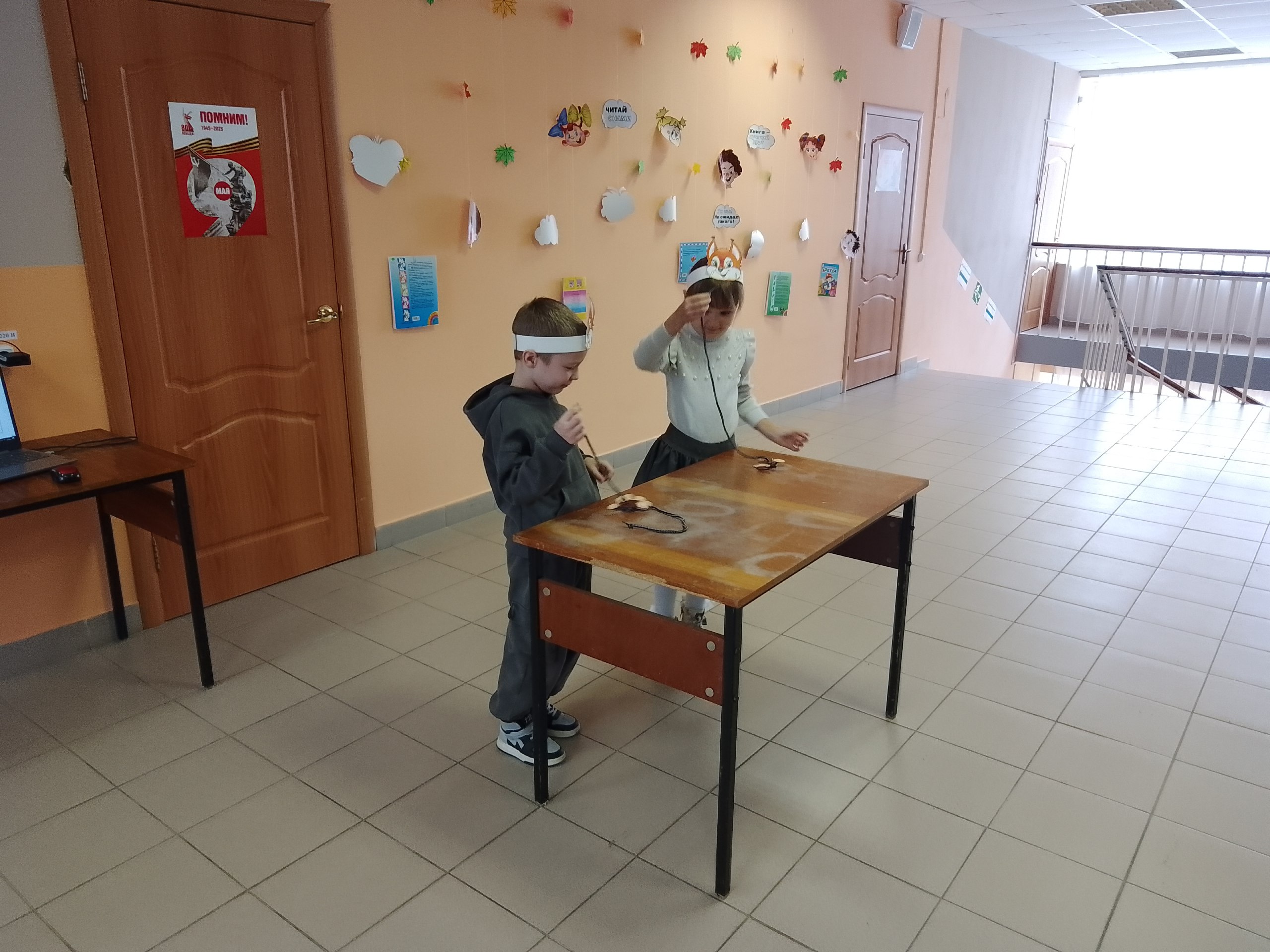 В дни осенних каникул в детской библиотеке для ребят прошла игровая программа «Волшебный сундучок осени» В дни осенних каникул в детской библиотеке для ребят прошла игровая программа «Волшебный сундучок осени»